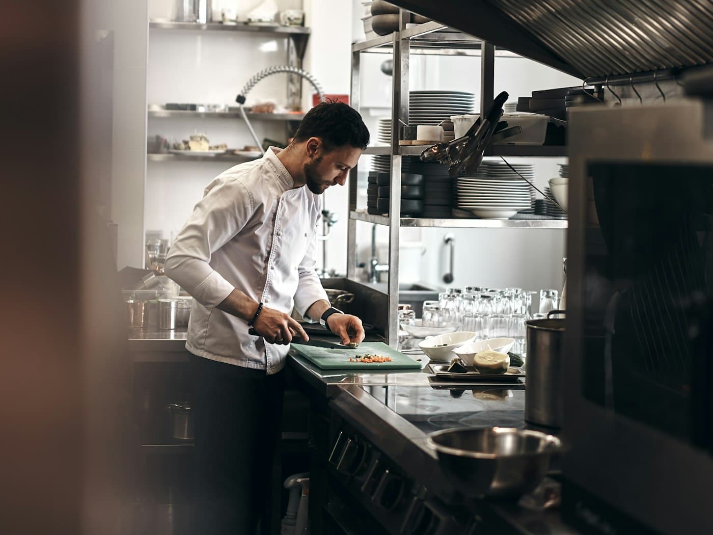 Cozinheiro preparando ingredientes na cozinha de um restaurante